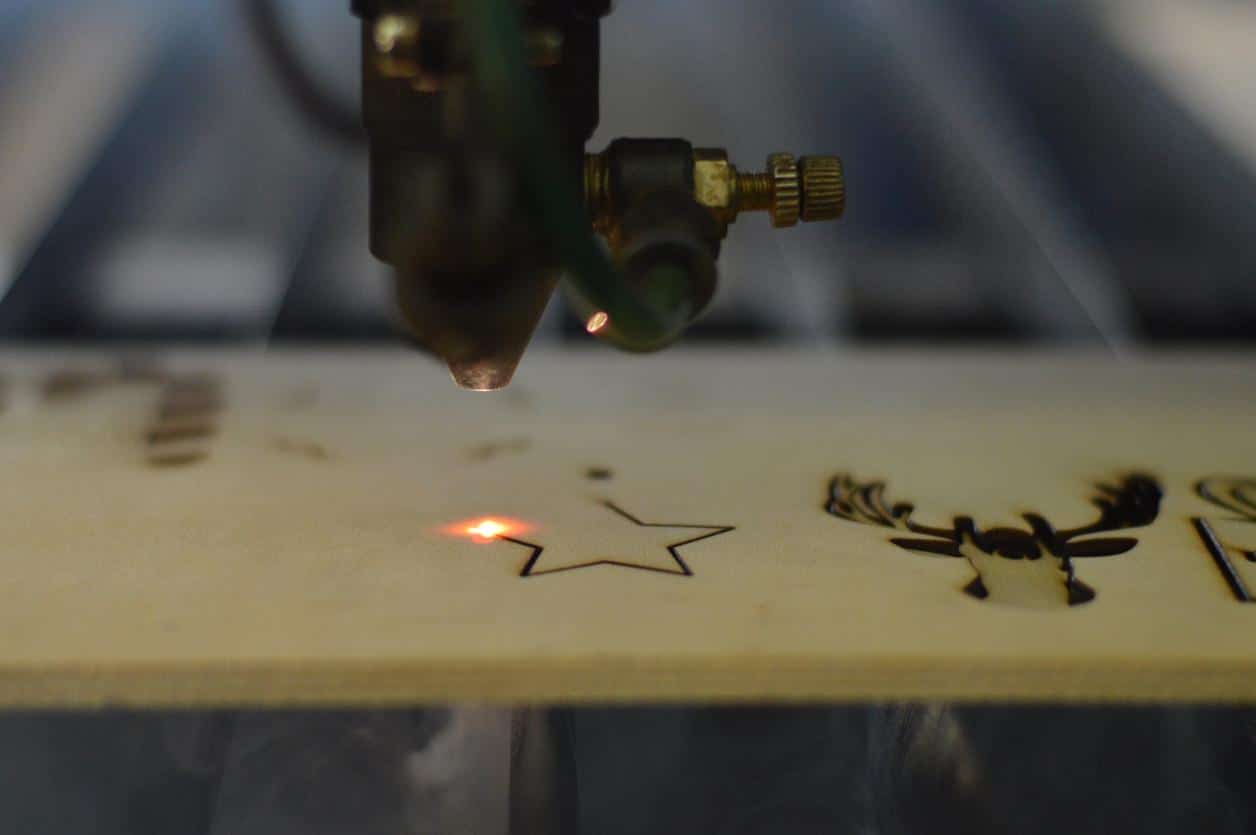 Corte y grabado de madera con maquina laser CO2 - Venta de maquinas laser  industriales